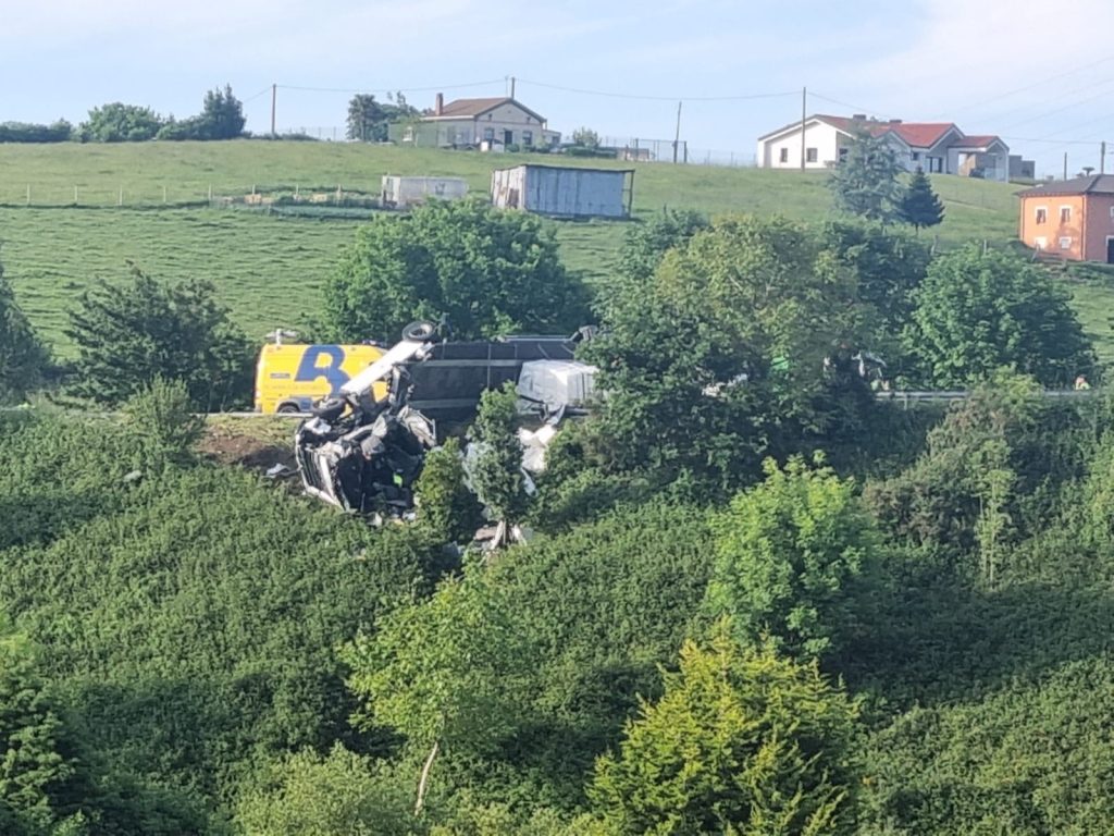 Grave accidente en la A-8 a la altura de Avilés: un herido y la vía cortada en sentido Oviedo