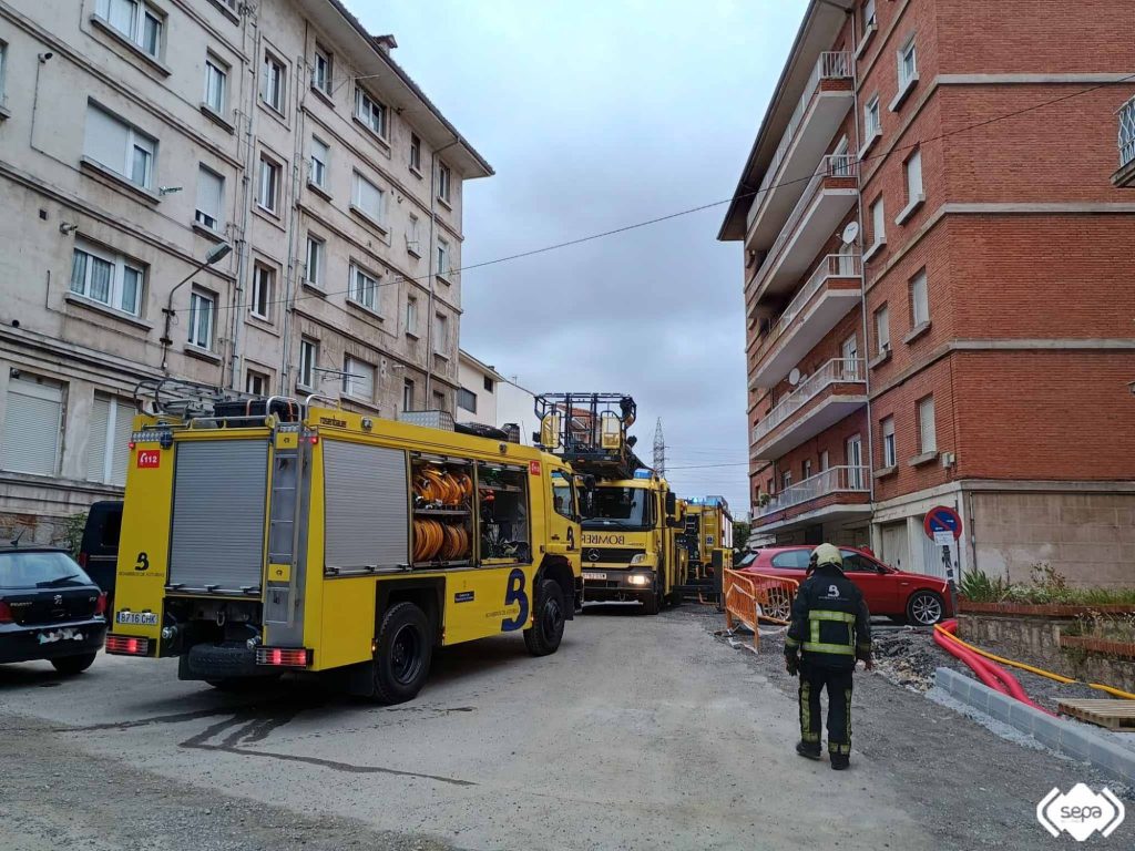Una mujer trasladada al hospital y cinco personas atendidas en un incendio en Avilés