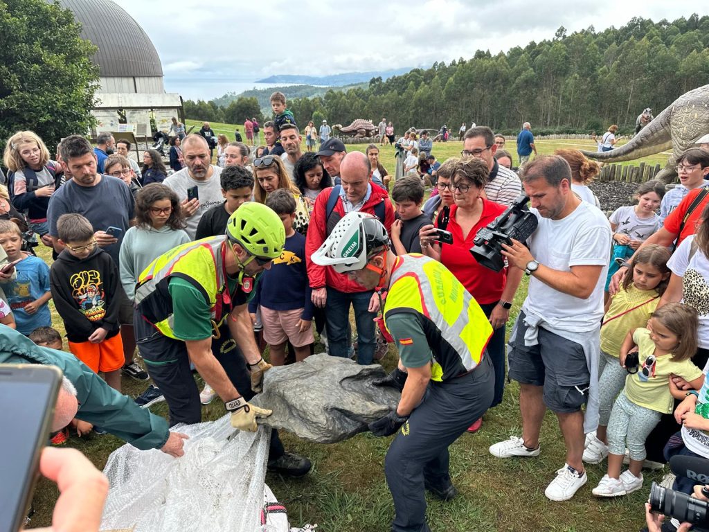 El MUJA recupera una huella de un dinosaurio terópodo en los acantilados de Oles, en Villaviciosa
