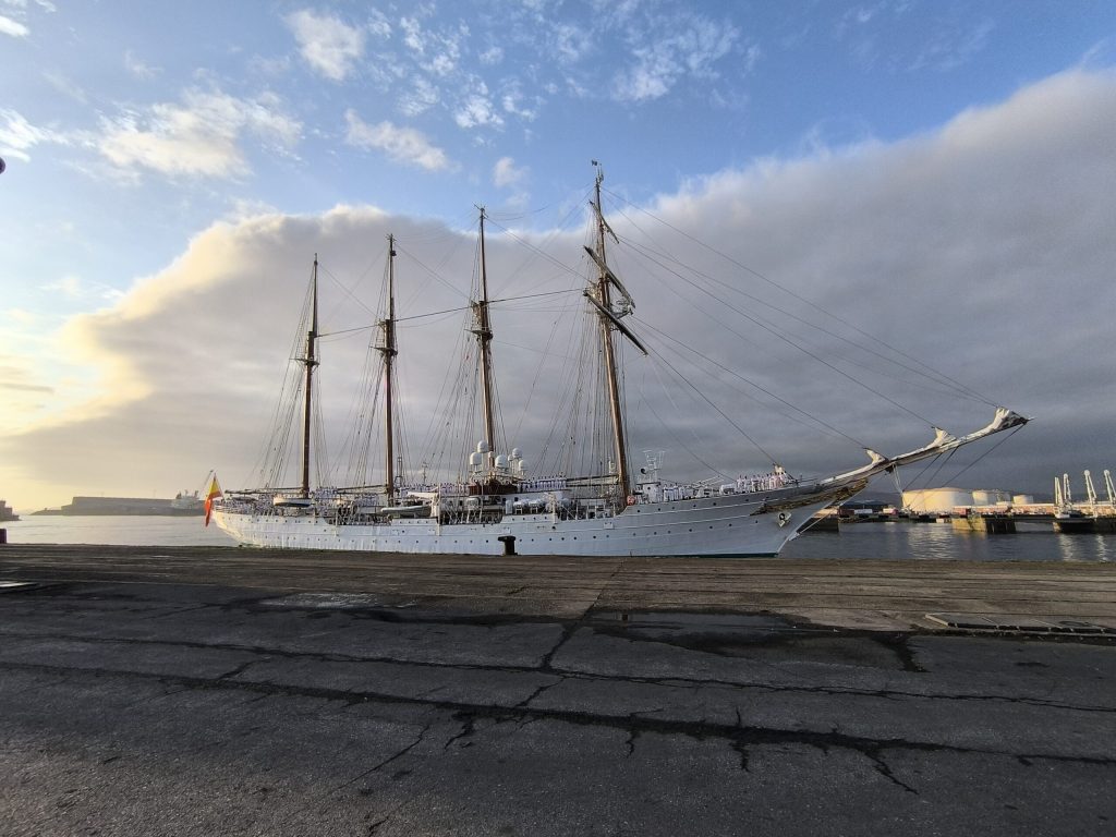 El buque escuela Juan Sebastián de Elcano llega a Gijón con la princesa Leonor a bordo