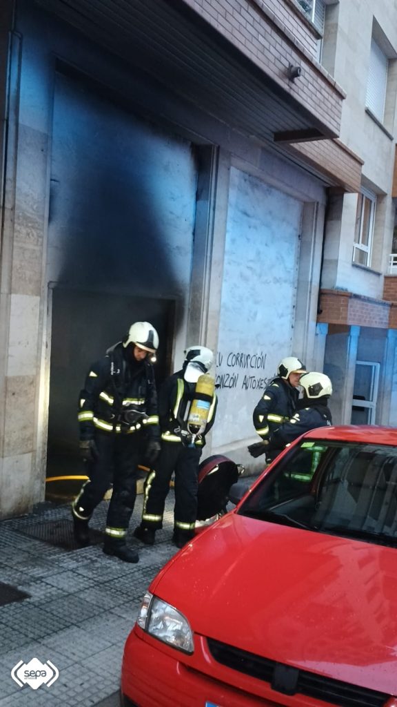 Edificio desalojado por incendio en Pola de Siero