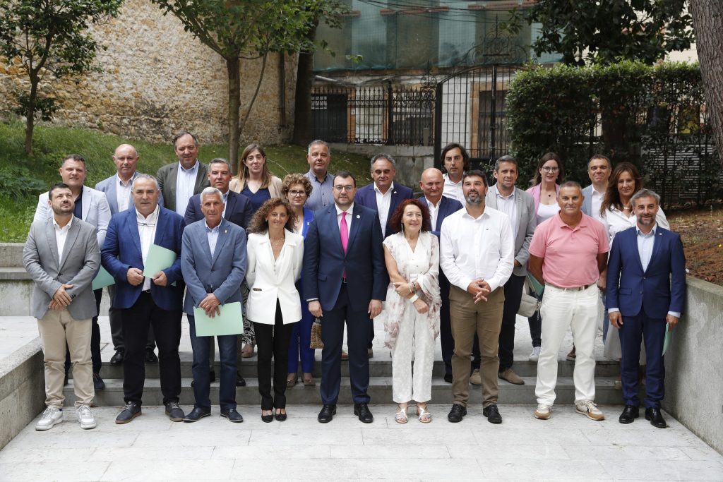 Acto de adhesión 22 concejos a Les Escuelines