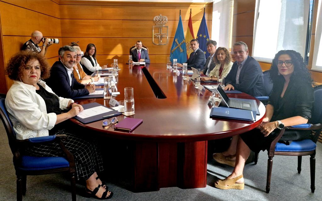 El Gobierno de Asturias pondrá el nombre del presidente Antonio Trevín al dique del puerto de Llanes donde se ubican Los Cubos de la Memoria