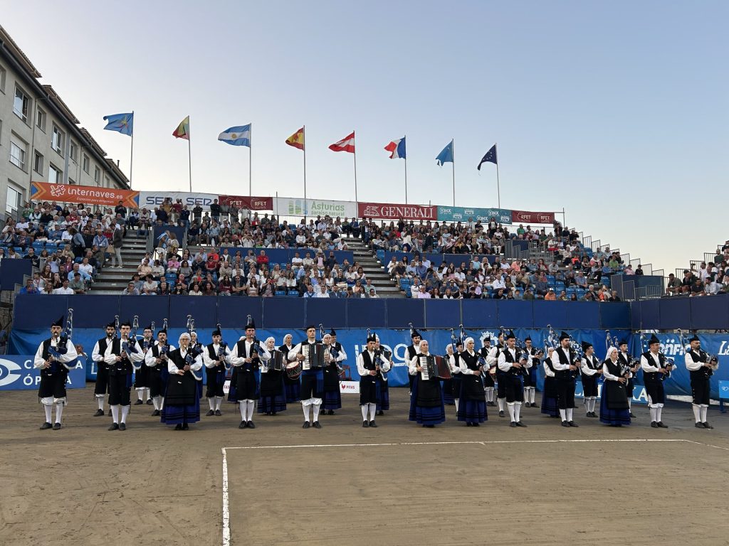 XXXVIII Torneo BDO Tenis Playa Luanco. Himno de Asturias con la Real Banda de Gaitas de Oviedo