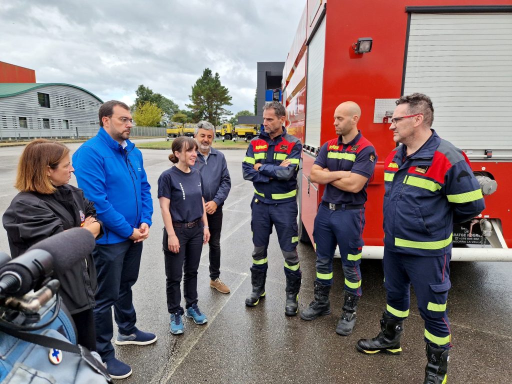 Asturias solicitará la declaración de zona catastrófica para las áreas más afectadas por el fuego y pondrá en marcha ayudas para el sector ganadero, en estos momentos se registran en Asturias 14 incendios forestales