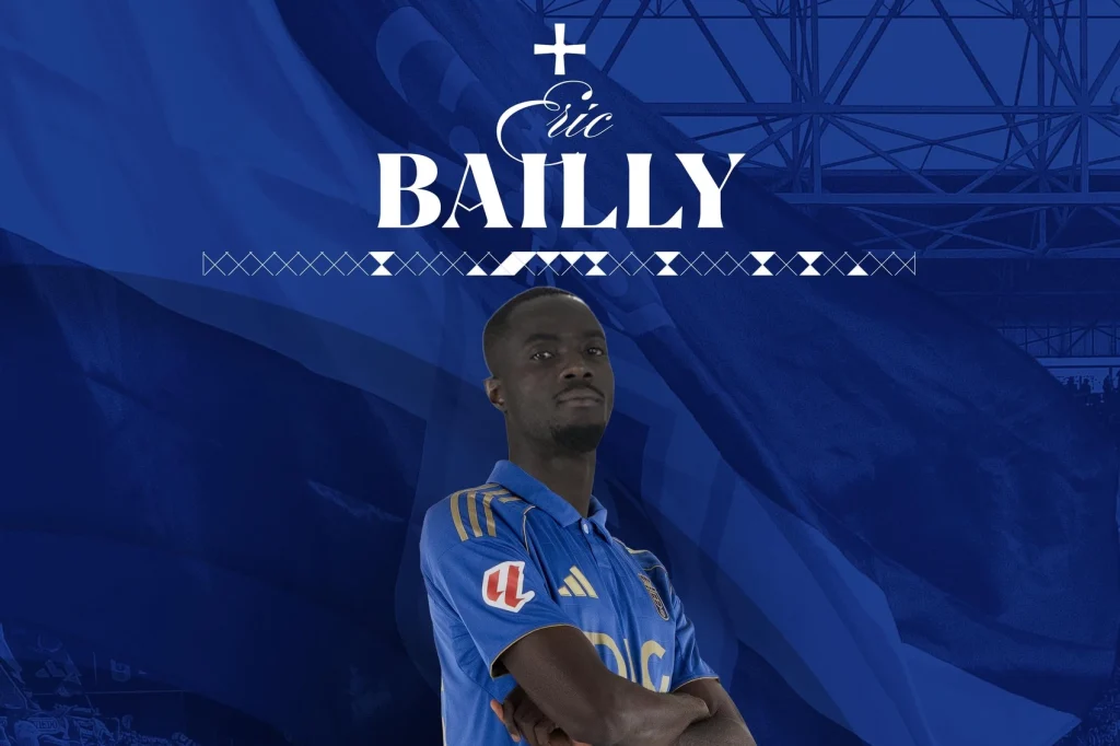 El futbolista de Costa de Marfil, Eric Bailly, nuevo jugador del Real Oviedo, refuerza la zaga carbayona y firma con el conjunto azul para las dos próximas temporadas