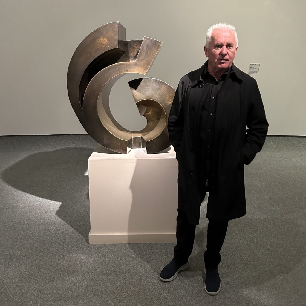 Victor Manuel visita la obra de Martín Chirino en el Centro Niemeyer
