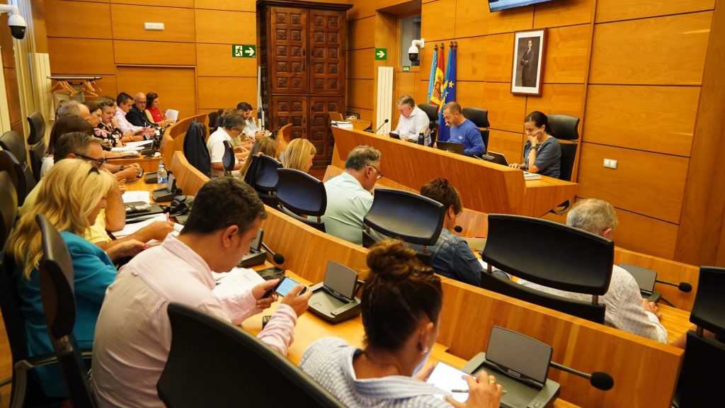 El pleno de Siero aprueba las nuevas ordenanzas fiscal y reguladora de estacionamiento, zona azul con los primeros treinta minutos gratuitos y aparcamientos disuasorios a 1,5 euros por el día completo