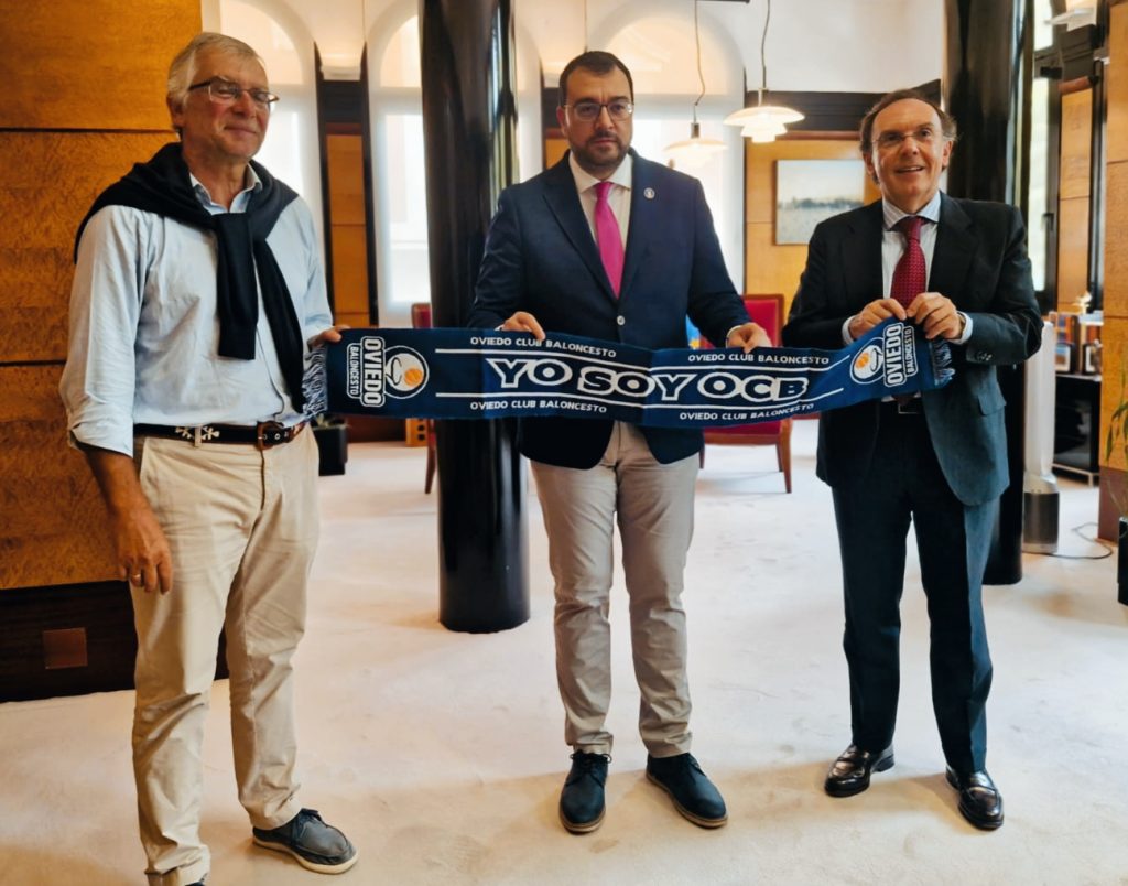 Adrián Barbón recibe el carné abonado nº 2019 del Alimerka Oviedo Baloncesto