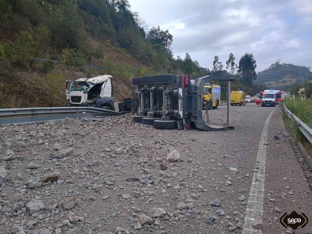 Herido un camionero en un accidente en Siero