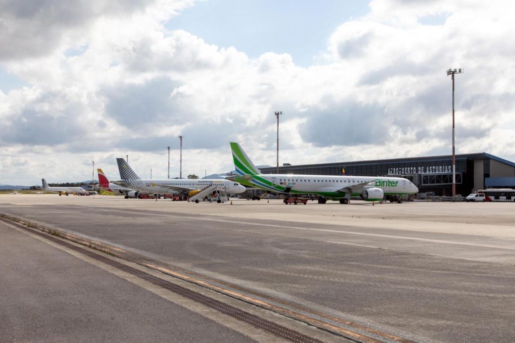 El aeropuerto de Asturias recrecerá la pista, se amplia la sala de embarque internacional y se mejorarán los accesos