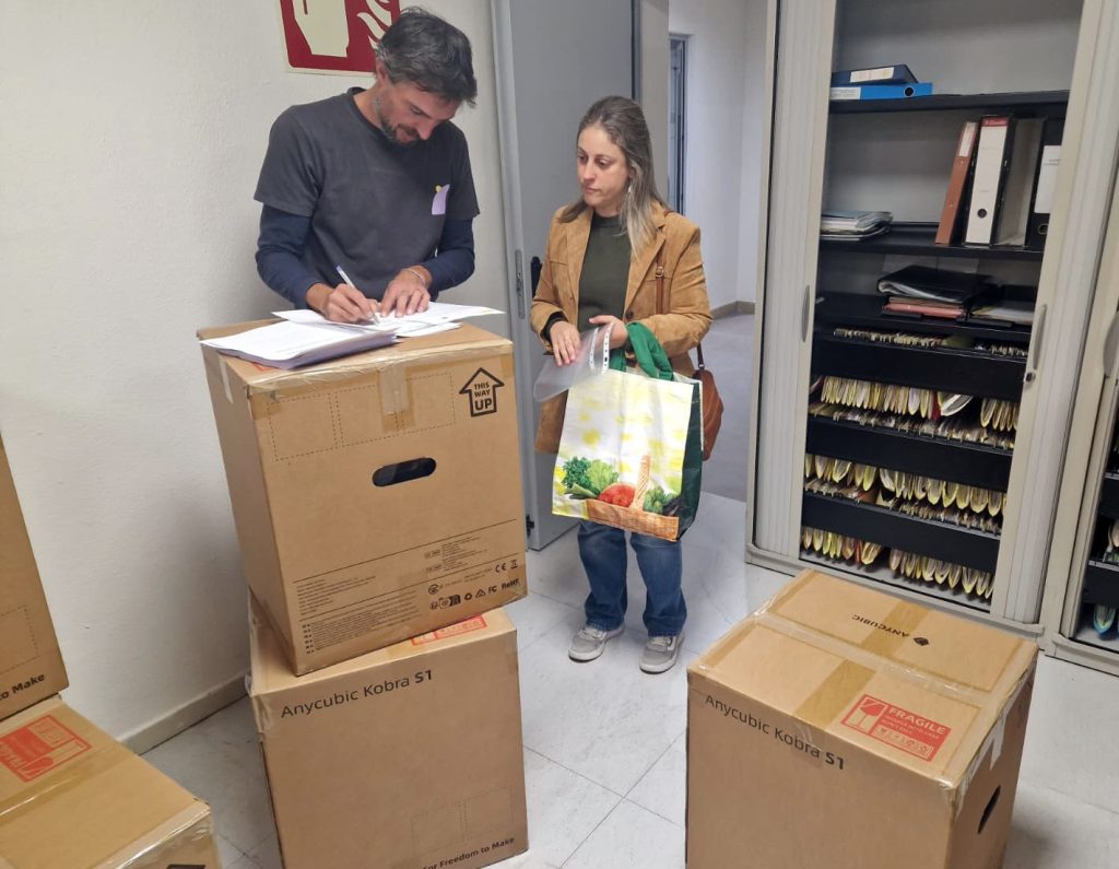 Asturias reparte más de 400 kits con dispositivos tecnológicos destinados a centros de enseñanza sostenidos con fondos públicos