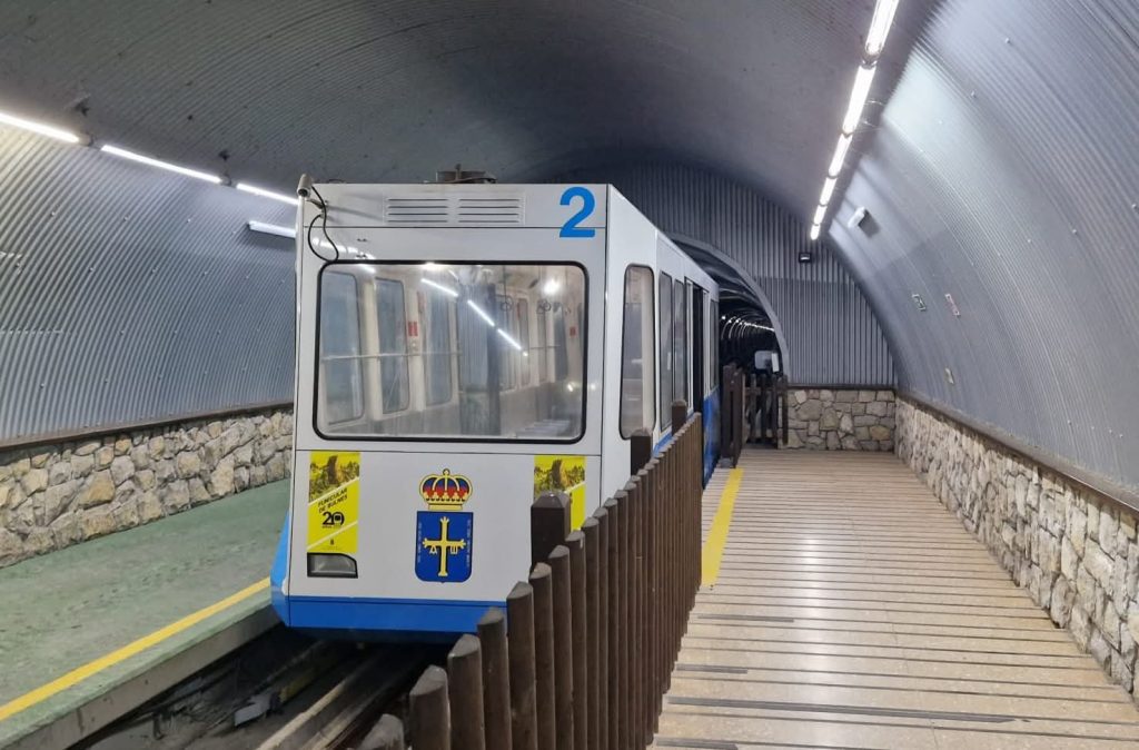 Interrumpido el servicio del funicular de Bulnes por una avería mecánica