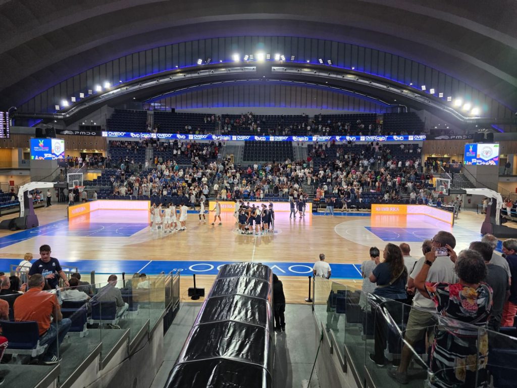 Victoria del Oviedo Baloncesto en la apertura del Pabellón de deportes de Oviedo