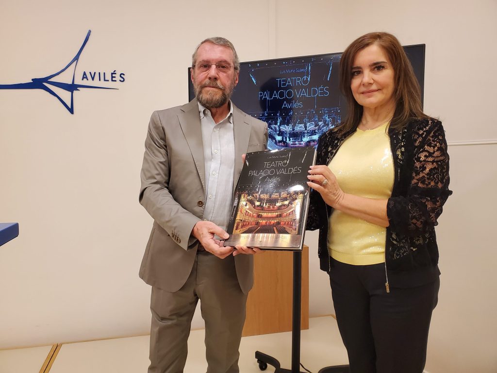 El periodista Luis Muñiz Suárez muestra en un libro el esplendor del Teatro Palacio Valdés, ofrece un recorrido por la vida del odeón avilesino a través de más de quinientas imágenes