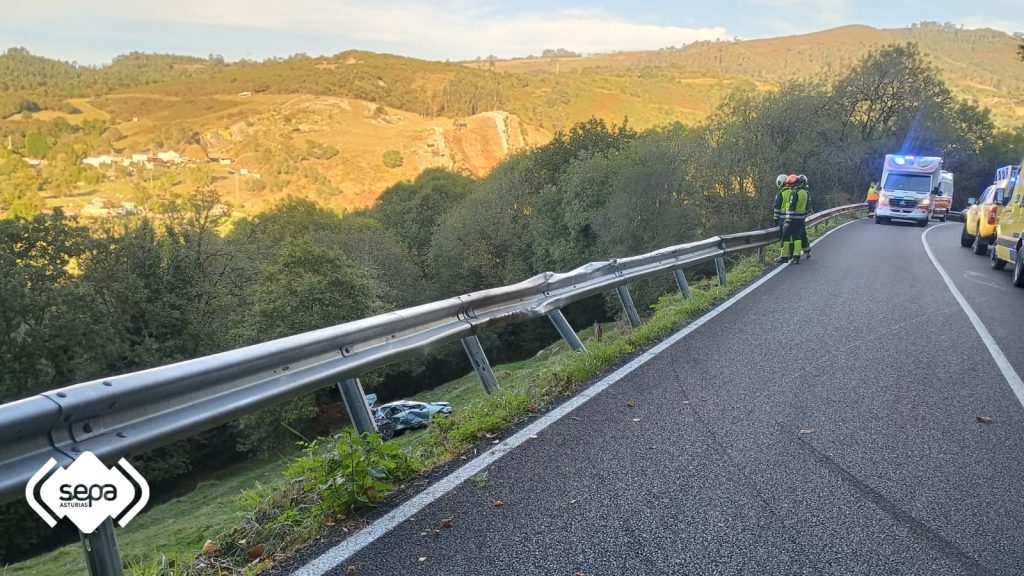 Accidente grave en Las Regueras con cuatro heridos, uno grave