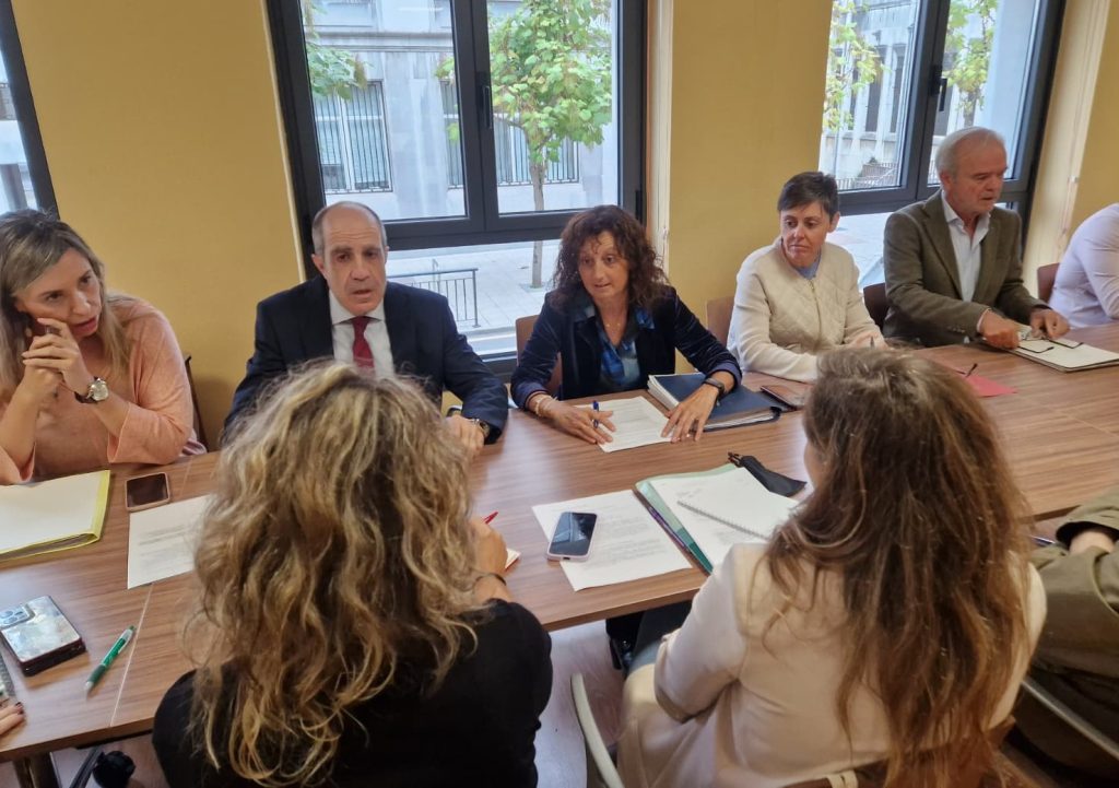 Asturias mejorará la dotación de personal de la red pública, autonómica y gratuita de Les Escuelines, con una propuesta que incluye refuerzos de personal e incremento en la jornada laboral con complemento salarial