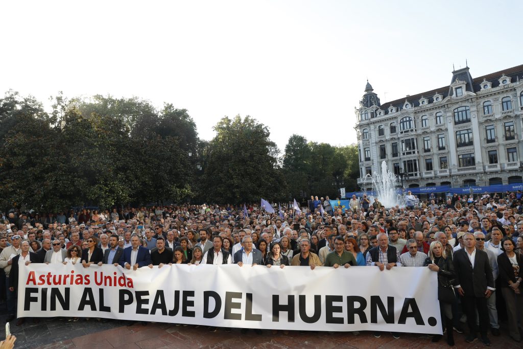 Toda Asturias pide con una manifestación masiva el fin del peaje del Huerna