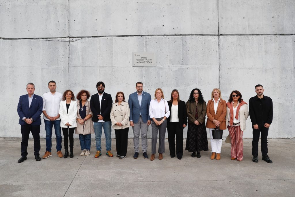 Llanes estrena dique Presidente y alcalde Antonio Trevín