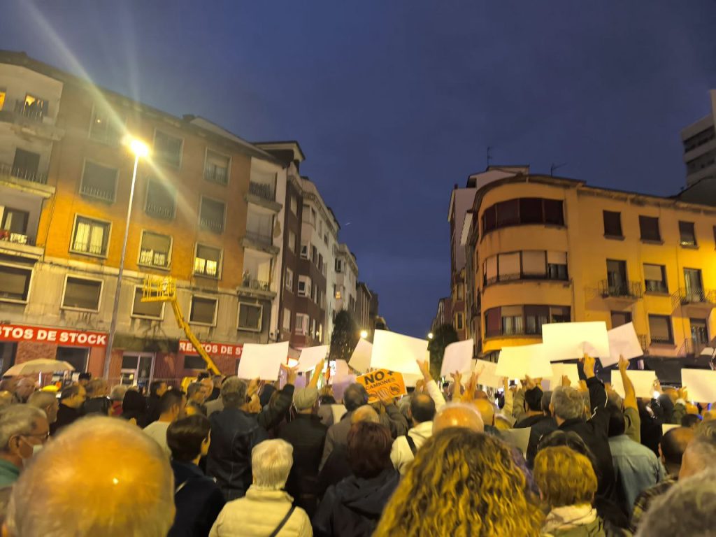 500 vecinos del Oeste de Gijón cortan el tráfico en Cuatro Caminos para exigir el desvío del tráfico pesado hacia El Musel 500 vecinos del Oeste de Gijón cortan el tráfico en Cuatro Caminos para exigir el desvío del tráfico pesado hacia El Musel