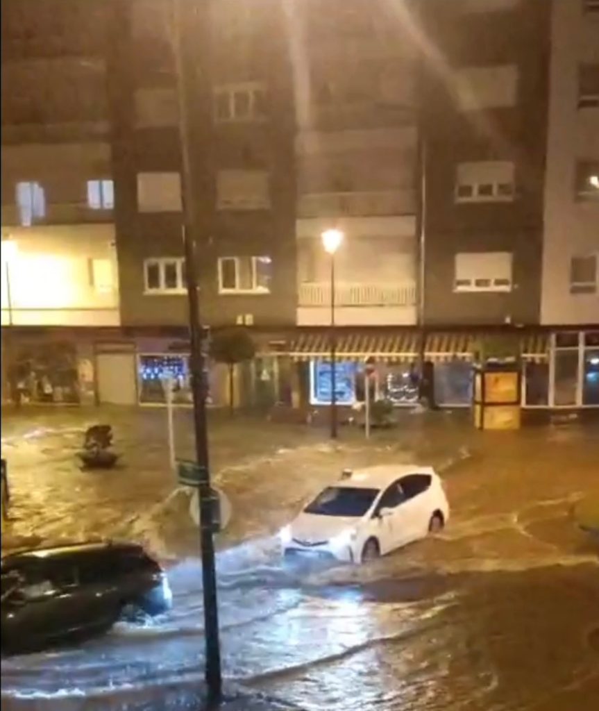 Intensas lluvias provocan inundaciones en varias calles del centro de Avilés Intensas lluvias provocan inundaciones en varias calles del centro de Avilés