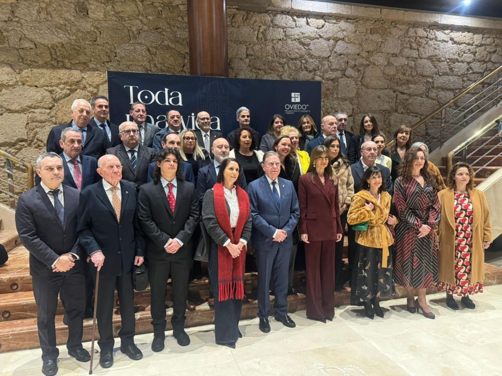 Oviedo homenajea a 27 comercios históricos en la gala “Toda una vida juntos” Oviedo homenajea a 27 comercios históricos en la gala “Toda una vida juntos”