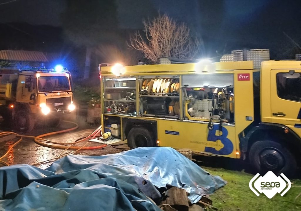 Fallece un hombre de 92 años en el incendio de una vivienda en Parres