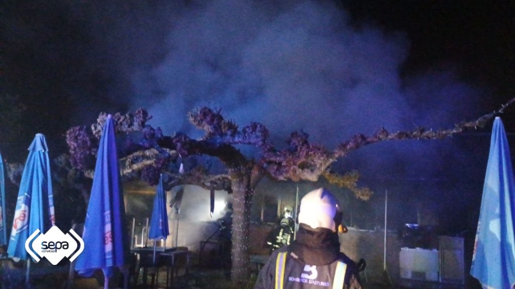 Un incendio de madrugada provoca importantes daños en la sidrería Los Sauces de Avilés Un incendio de madrugada provoca importantes daños en la sidrería Los Sauces de Avilés
