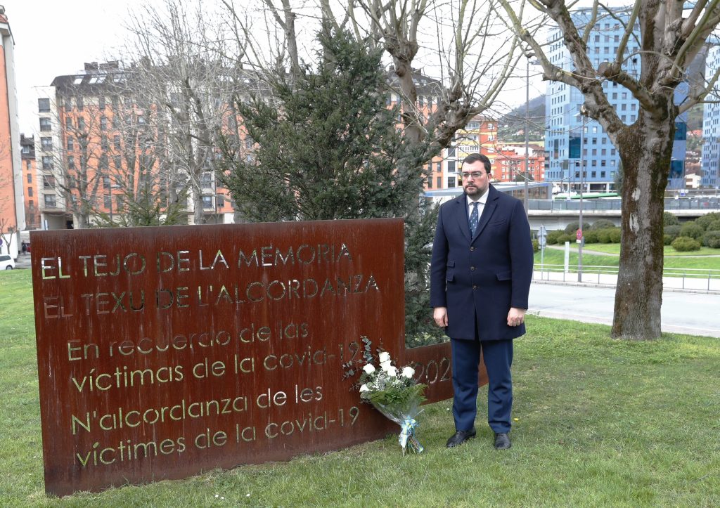 Barbón reivindica la inversión en sanidad y llama a la paz en el homenaje a las víctimas de la covid en el HUCA