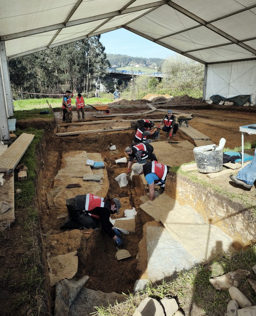Localizadas al menos seis víctimas en la fosa de La Lloba, en Castrillón Localizadas al menos seis víctimas en la fosa de La Lloba, en Castrillón