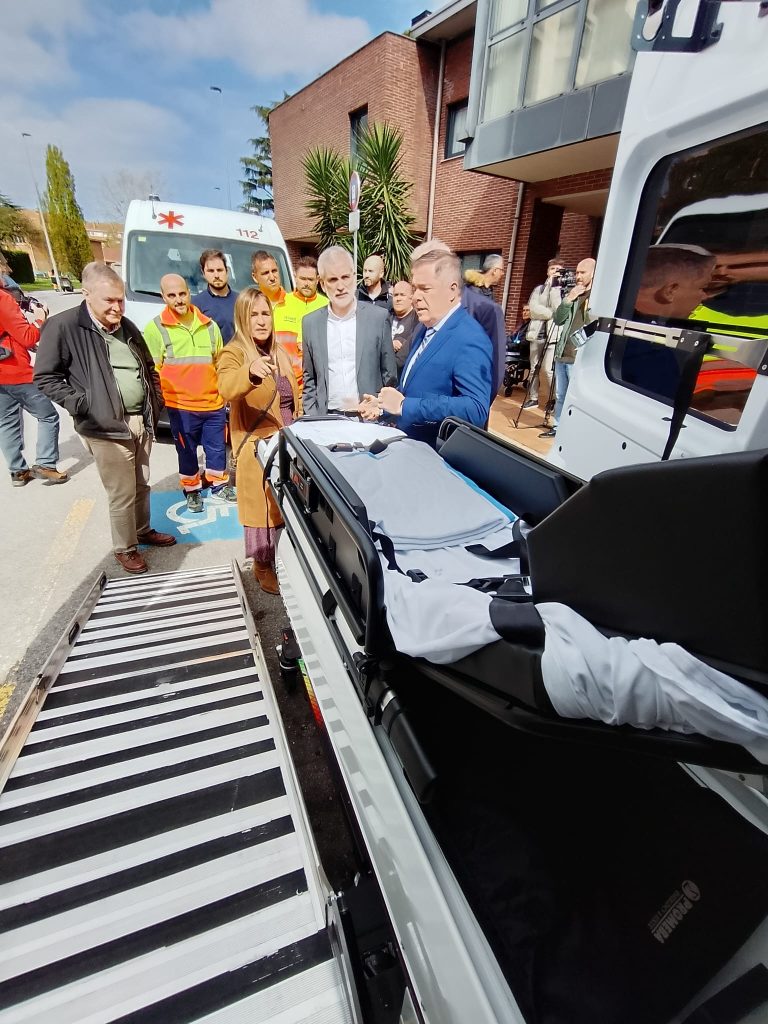 Asturias incorpora tres nuevas ambulancias adaptadas para mejorar la atención a personas con movilidad reducida severa Asturias incorpora tres nuevas ambulancias adaptadas para mejorar la atención a personas con movilidad reducida severa