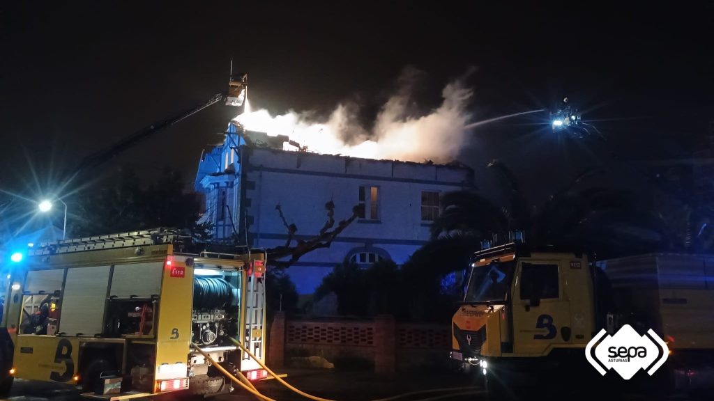 Dos incendios en Avilés y Castrillón dejan cinco afectados leves y una vivienda completamente calcinada