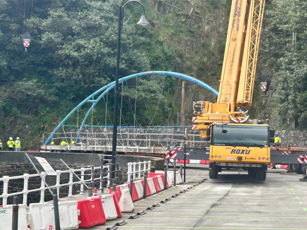 Retirada icónica pasarela de Cudillero para su rejuvenecimiento
