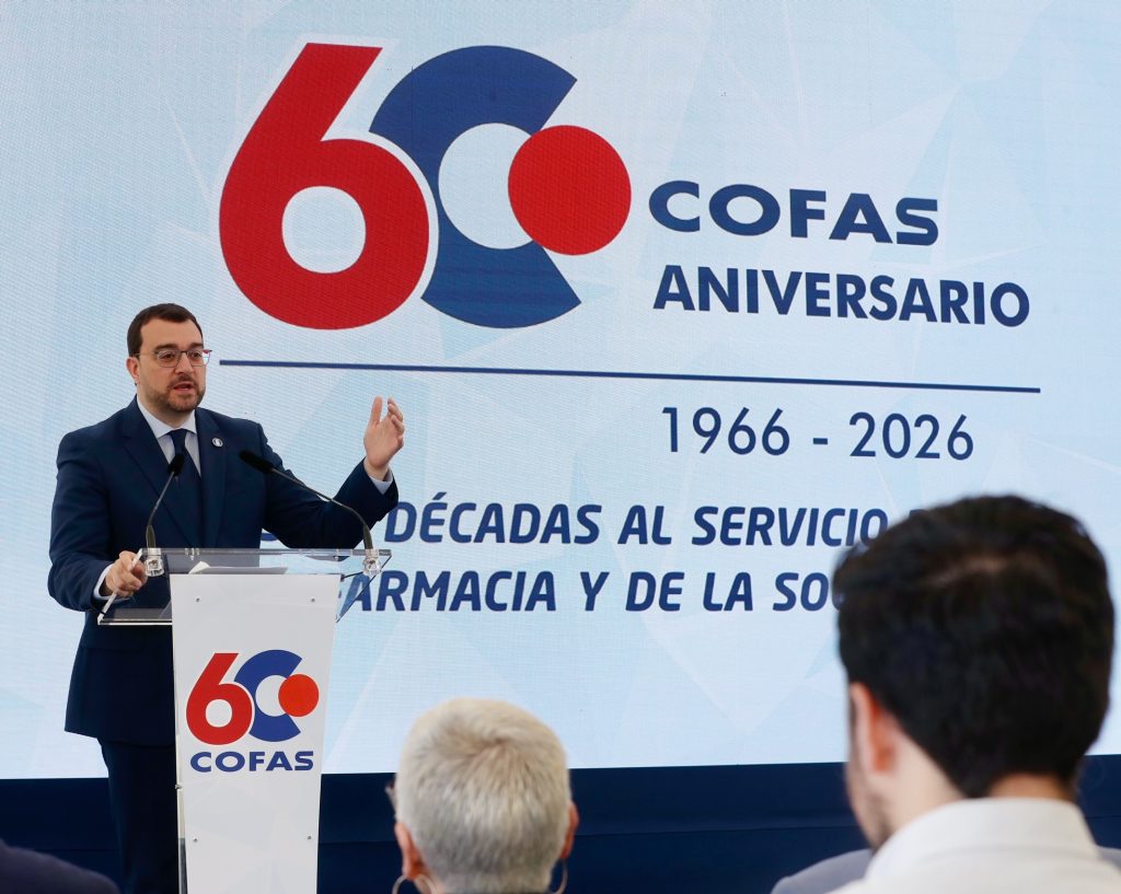 Barbón defiende la fortaleza del sistema sanitario público y la garantía de acceso a los medicamentos en el 60 aniversario de Cofas