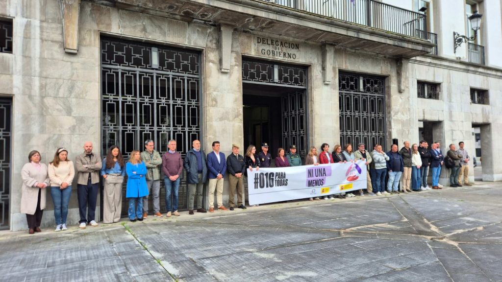 La delegada del Gobierno asiste al minuto de silencio por el asesinato machista de dos mujeres