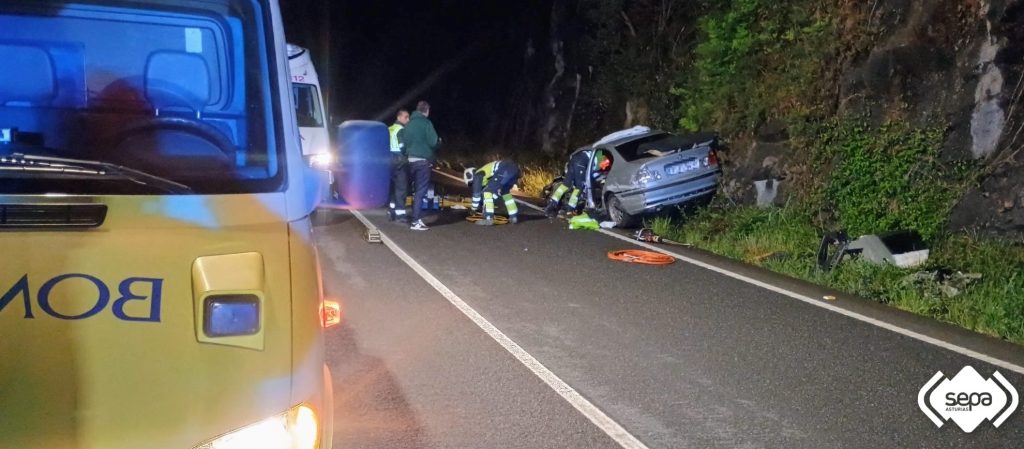 Cuatro personas han resultado heridas de diversa consideración en un accidente de tráfico en Tineo