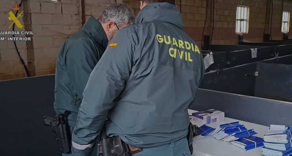 La Guardia Civil de Asturias interviene en  un criadero canino procediendo a la  detención de 4 personas e investigación de  otra por supuesto delito contra los  animales e intrusismo profesional