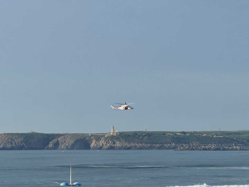 Helimer activa dispositivo en la playa de Salinas para localizar a un bañista en el agua