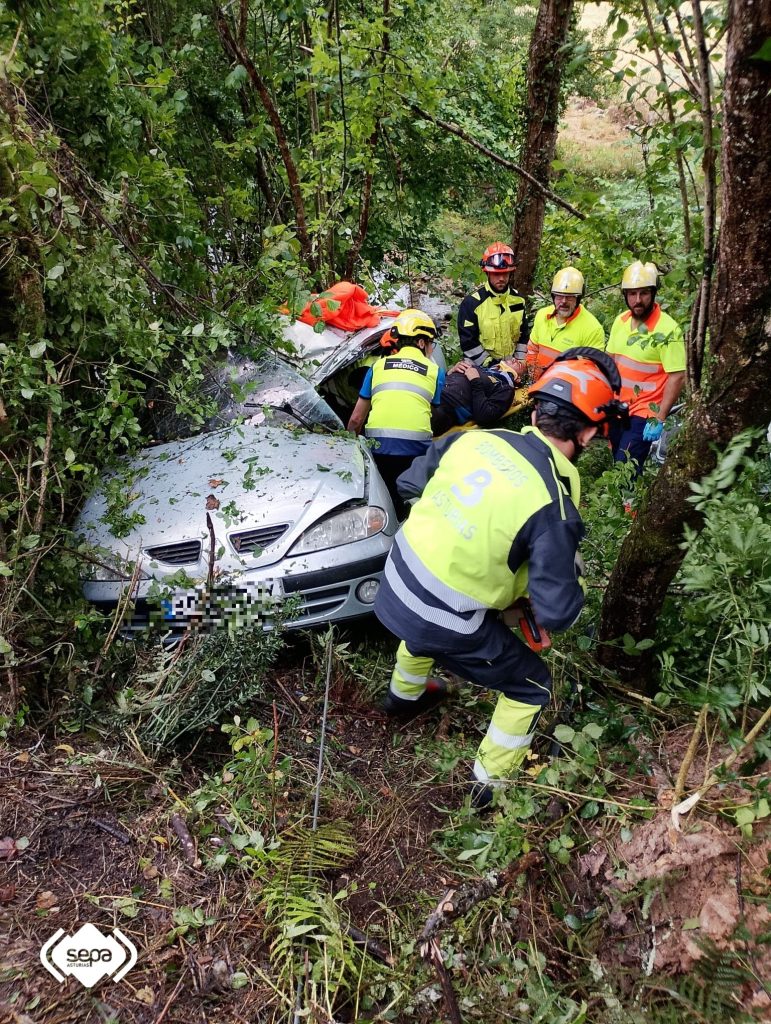 ACCIDENTE DE TRÁFICO CON ATRAPADO EN CANGAS DE ONÍS