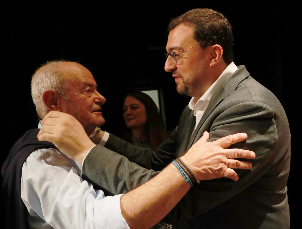 Adrián Barbón: “Gracias a Nacho Fonseca varias generaciones de alumnos asturianos se han acercado, en el colegio, a la lengua de nuestros abuelos” Adrián Barbón: “Gracias a Nacho Fonseca varias generaciones de alumnos asturianos se han acercado, en el colegio, a la lengua de nuestros abuelos”