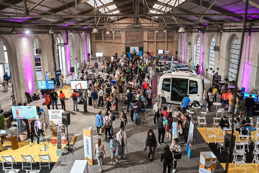 La Feria Multisectorial de Empleo de Asturias reúne a más de 2.000 personas en la Fábrica de Armas de Oviedo/Uviéu