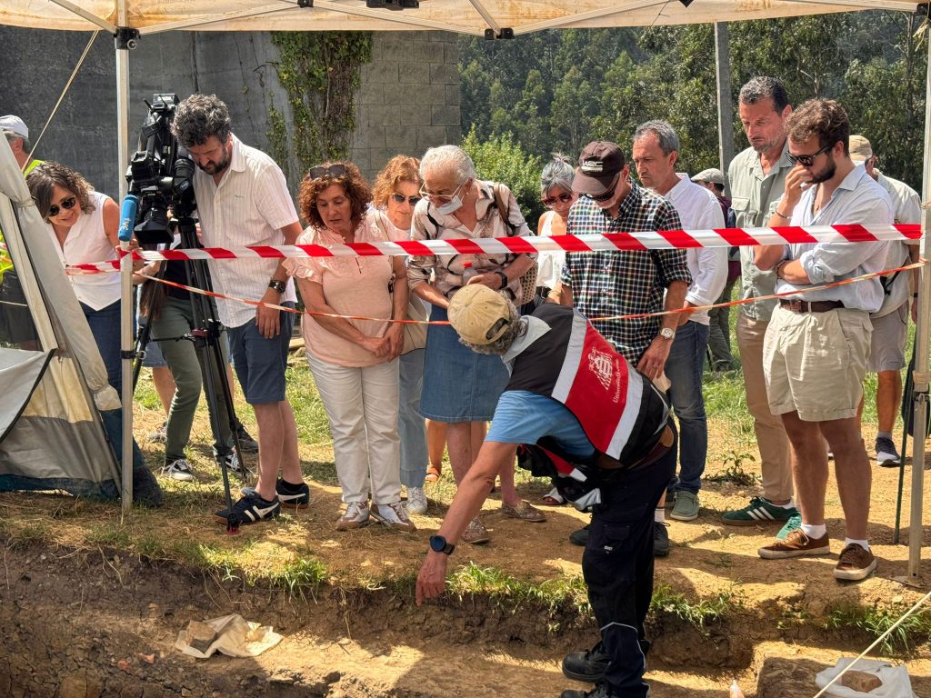 Ovidio Zapico anuncia que se destinarán 169.000 euros más para poder continuar con las exhumaciones en la fosa de la Lloba Ovidio Zapico anuncia que se destinarán 169.000 euros más para poder continuar con las exhumaciones en la fosa de la Lloba