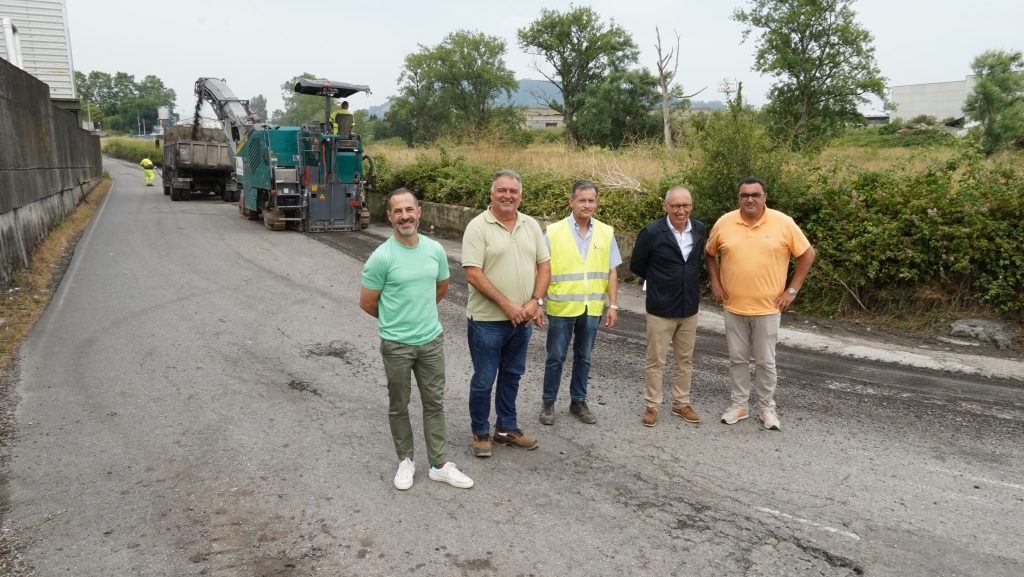 El Ayuntamiento de Siero mejora el firme en la carretera que une Granda oeste con Colloto, bordeando la Central Lechera Asturiana El Ayuntamiento de Siero mejora el firme en la carretera que une Granda oeste con Colloto, bordeando la Central Lechera Asturiana