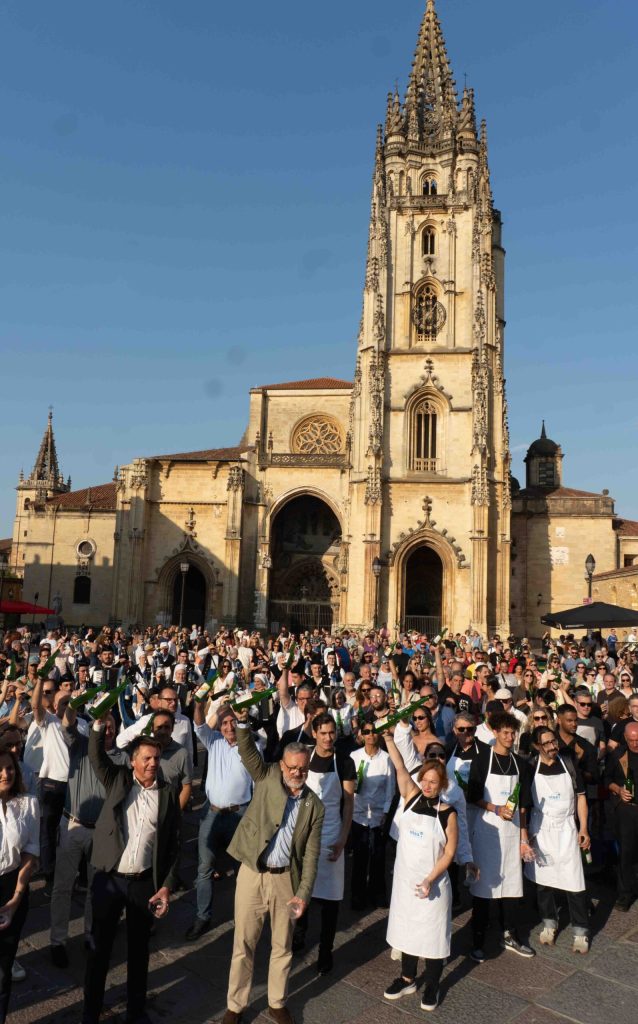 Escanciado simultaneo en la plaza de la Catedral de Oviedo para celebrar el Día Mundial de la Sidra