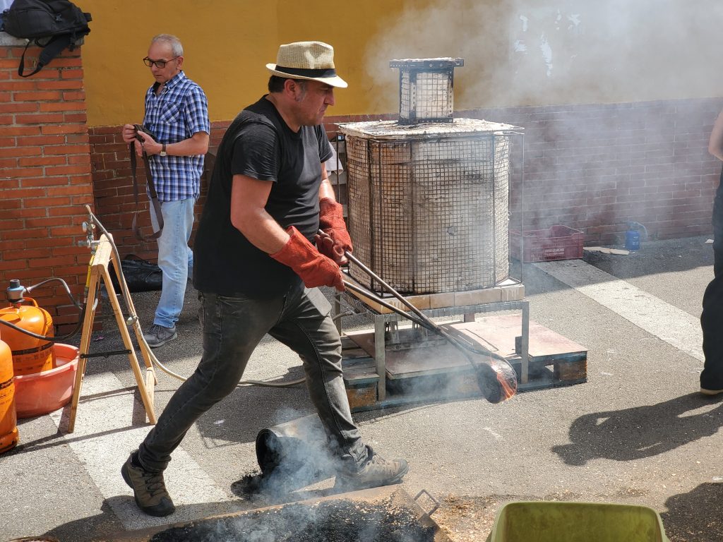 la Escuela Municipal de Cerámica, celebra el fin de curso con la tradicional cocción de RAKÚ en el exterior de la Factoría Cultura. La entrega de diplomas a los alumnos y a continuación una comida de convivencia forman parte del programa. Se trata de una cita con gran participación que ya se ha constituido en tradición en la Escuela. la Escuela Municipal de Cerámica, celebra el fin de curso con la tradicional cocción de RAKÚ en el exterior de la Factoría Cultura. La entrega de diplomas a los alumnos y a continuación una comida de convivencia forman parte del programa. Se trata de una cita con gran participación que ya se ha constituido en tradición en la Escuela.
