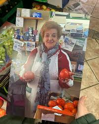 Mary encargada de una de las tiendas más emblemáticos de Candás, recibe la visita del Presidente Barbón Mary encargada de una de las tiendas más emblemáticos de Candás, recibe la visita del Presidente Barbón