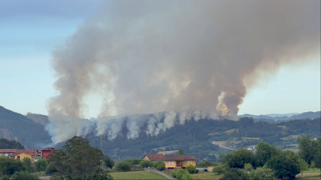 Evoluciona favorablemente el incendio de Grado, aunque persiste el riesgo sobre la autopista Evoluciona favorablemente el incendio de Grado, aunque persiste el riesgo sobre la autopista