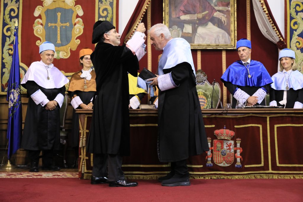 La Universidad de Oviedo otorga el doctorado ‘Honoris Causa’ a Víctor Manuel para reconocer su trayectoria y su canto a la memoria de Asturias La Universidad de Oviedo otorga el doctorado ‘Honoris Causa’ a Víctor Manuel para reconocer su trayectoria y su canto a la memoria de Asturias