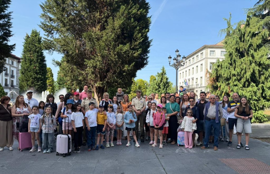 Recepción en Plaza España, ante la Delegación de Defensa, de menores de Ucrania participantes en el programa de acogimiento estival Vacaciones en Paz. Recepción en Plaza España, ante la Delegación de Defensa, de menores de Ucrania participantes en el programa de acogimiento estival Vacaciones en Paz.