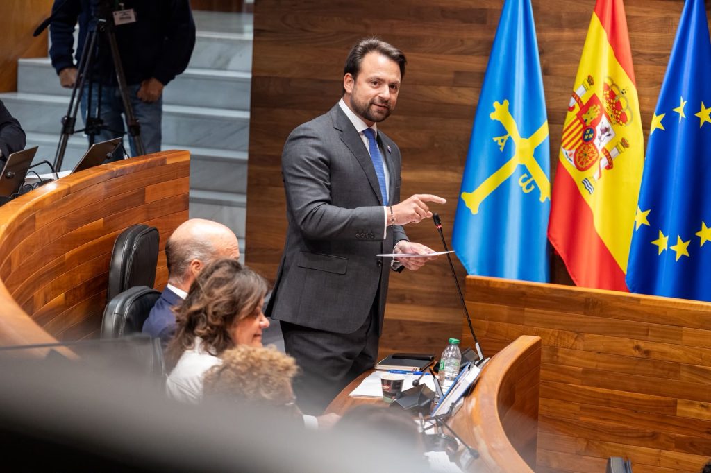 Queipo rechaza la tasa turística por ser «innecesaria» y «una ocurrencia» del Gobierno para tapar su «pésima gestión» Queipo rechaza la tasa turística por ser «innecesaria» y «una ocurrencia» del Gobierno para tapar su «pésima gestión»